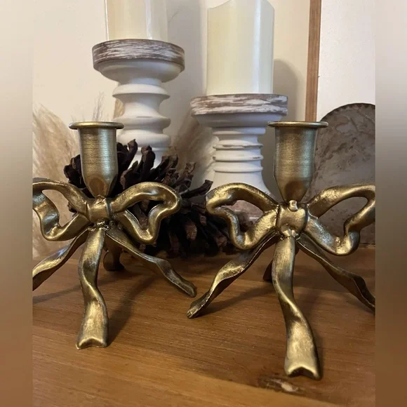 Set of 2 Gold Metal Bow Pillar candle holders - Picture 4 of 5